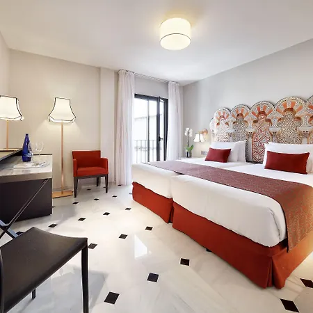 يوروستار كونكويستادور فندق 4*